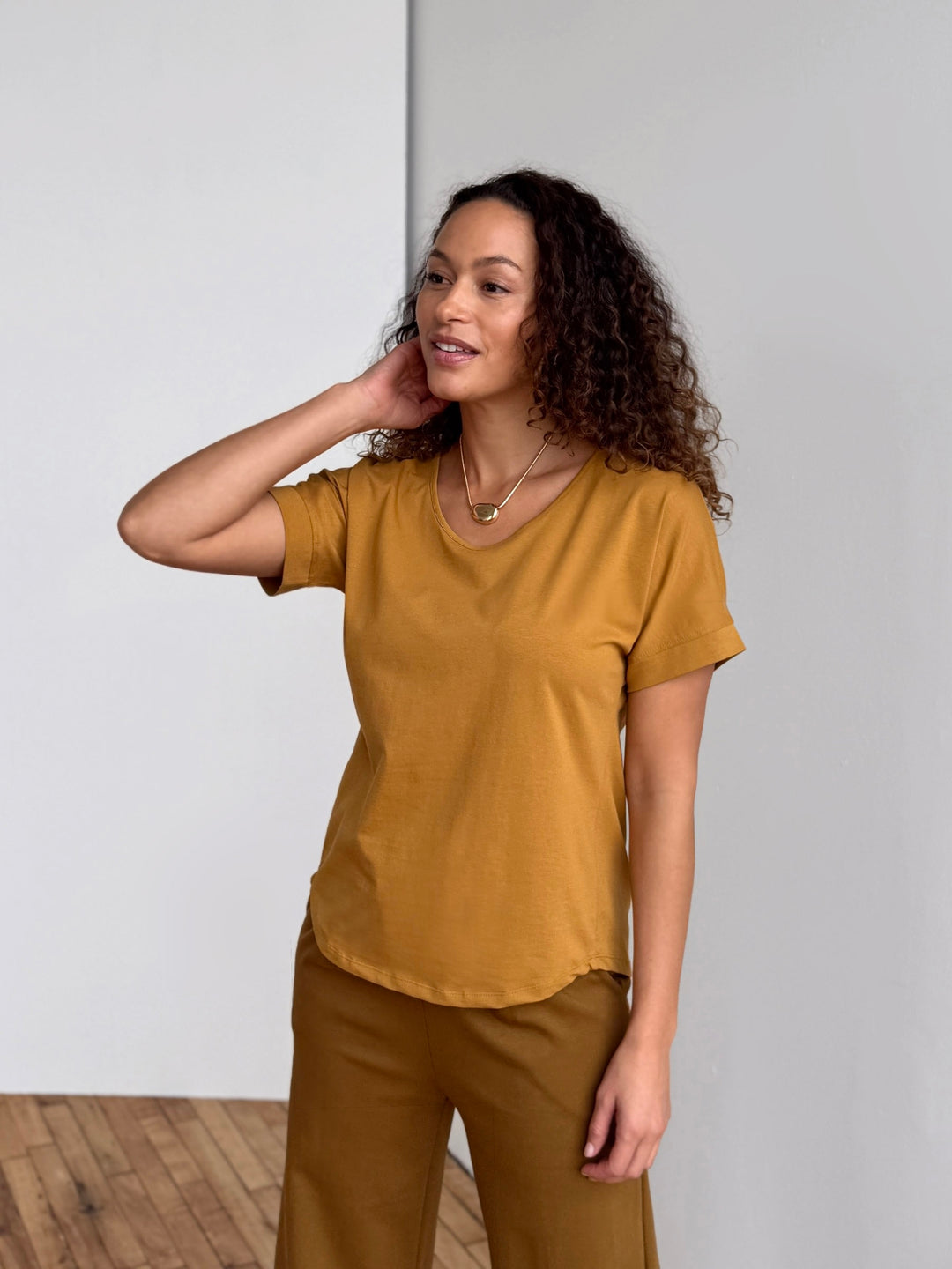 CAELYN tee in Light Amber