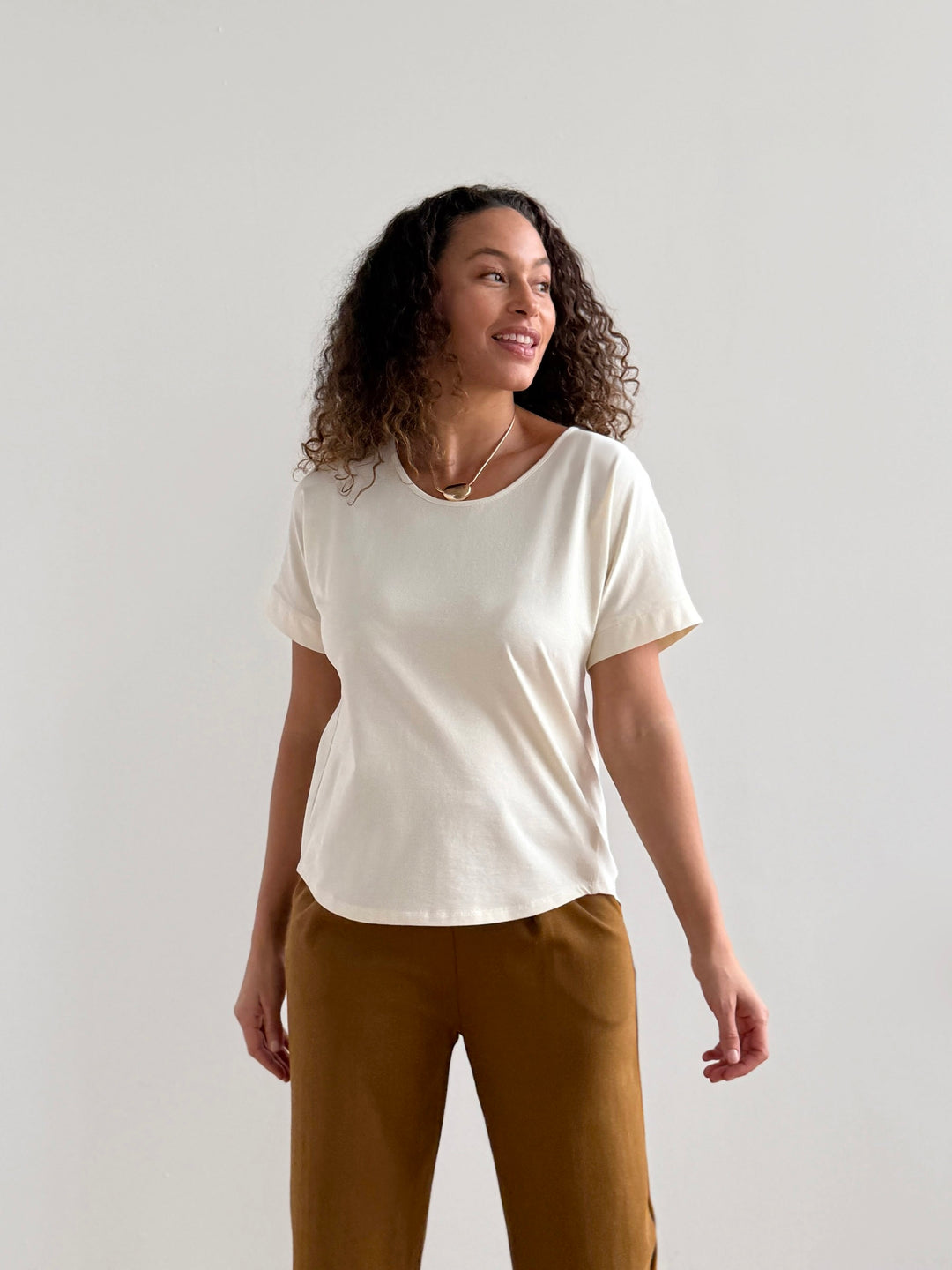 CAELYN tee in Chalk