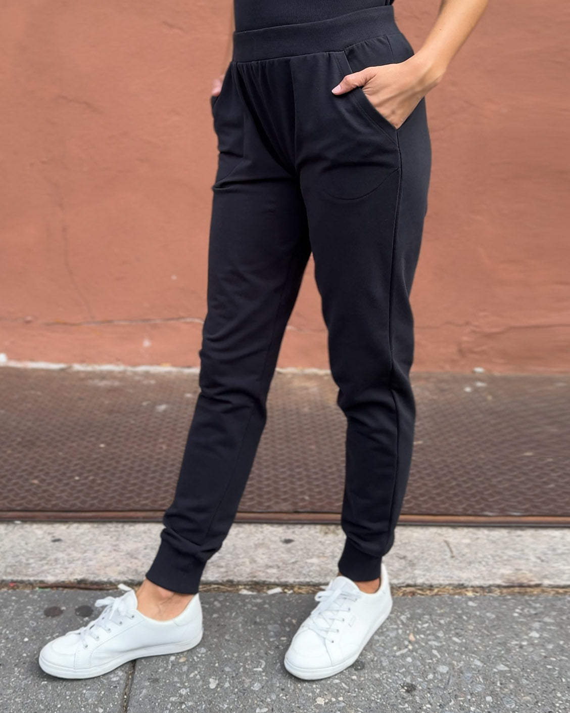 GRETA high-rise joggers with pockets in Black, Dark Green, Withered Rose