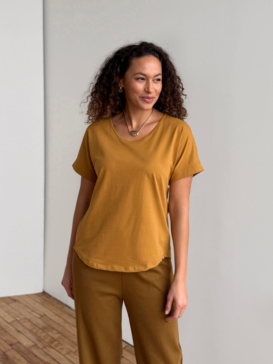 CAELYN tee in Light Amber