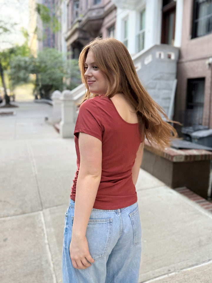WINNIE tee in Earthy Red