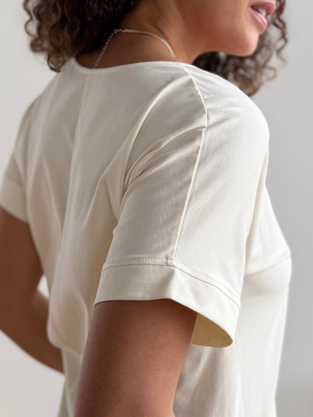 CAELYN tee in Chalk