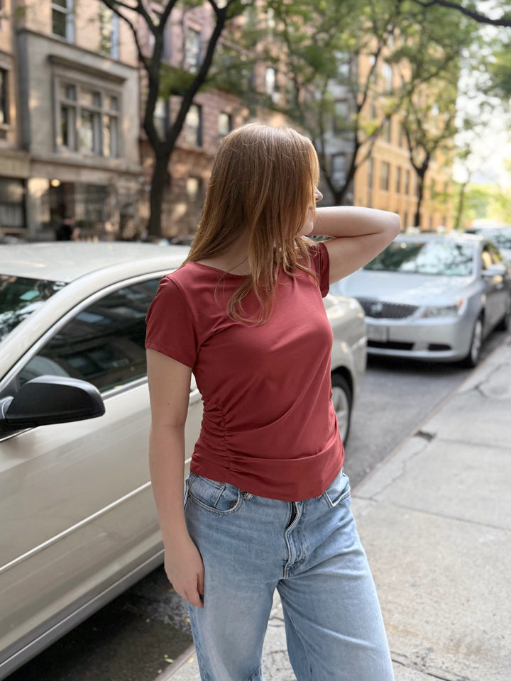 WINNIE tee in Earthy Red