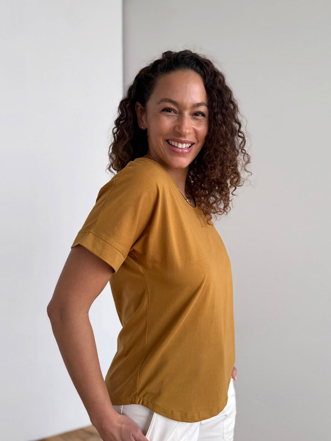 CAELYN tee in Light Amber