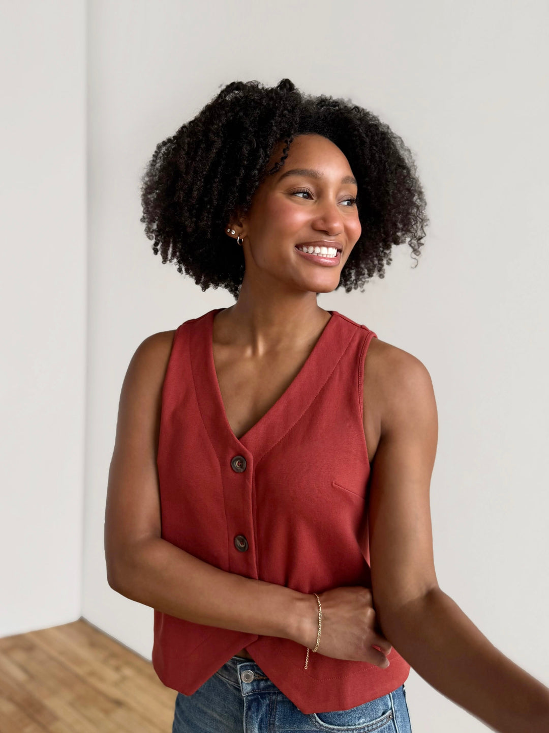 SULLIVAN heavy-knit vest in Red Amber