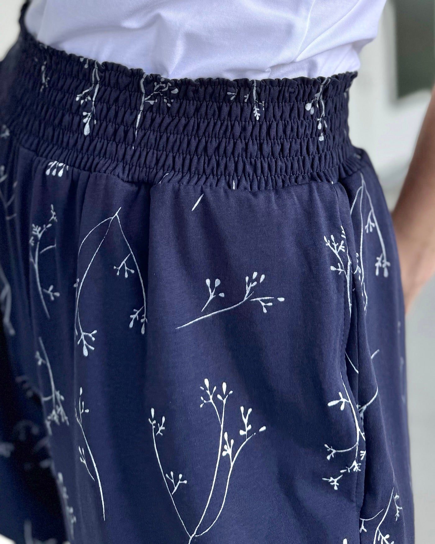 VENICE smocked shorts in Navy/White