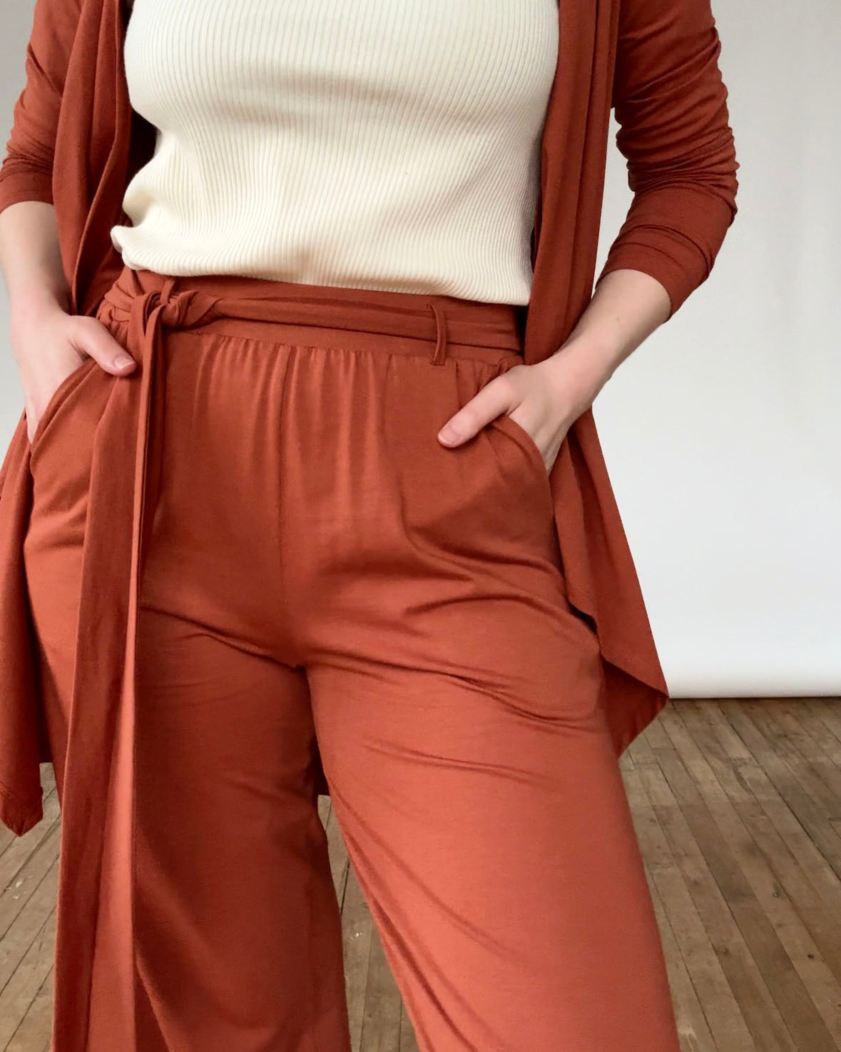 ZELLA high-waist pants in Terracotta