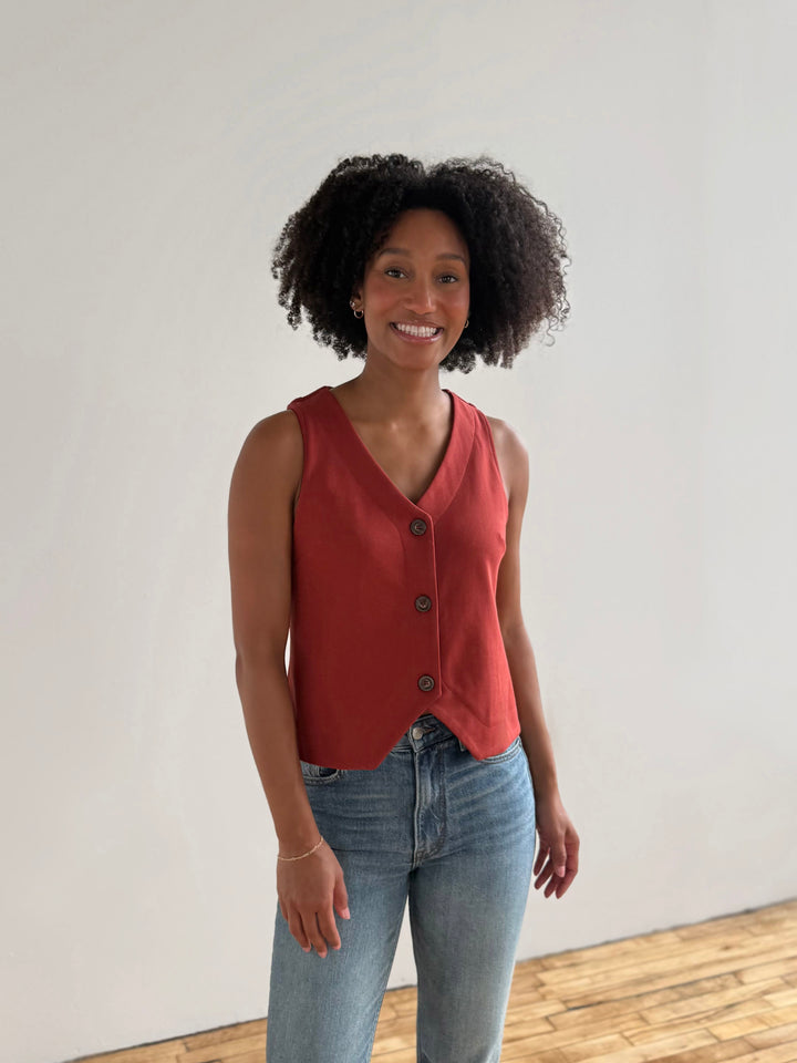 SULLIVAN heavy knit vest in Gunmetal, Red Amber