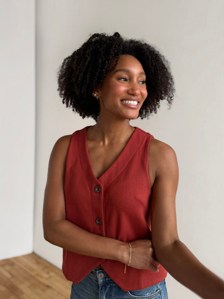SULLIVAN heavy knit vest in Gunmetal, Red Amber